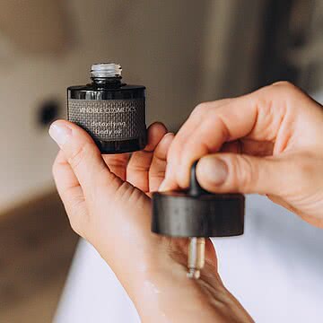 Pure Pflege aus der Kraft der Traube Das Detoxifying Body Oil von @vinoble.cosmetics gehört zu unseren liebsten Produkten im Spa-Bereich.