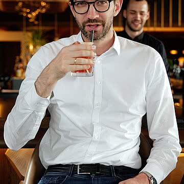 Blind mixing mit Lukas und Laslo Wir haben auch mal Fun Aber mal im Ernst: die wirklich guten Drinks gibt's bei uns im Glanzstück, unserer Hotelbar.