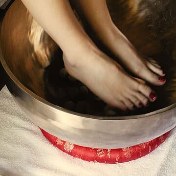 Der erste Schritt zur Entspannung Unser Fußritual eröffnet die Vinoble Detox Vinotherapie mit einem beruhigenden Fußbad, das die Füße wohltuend entspannt und auf die anschließende Behandlung...