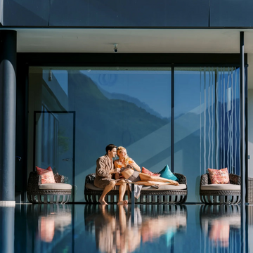 Zeit zu zweit im Wellnesshimmel Kuscheln mit Aussicht, Glücksmomente am Pool und einfach den Augenblick genießen – das ist Wellness à la Fernblick.