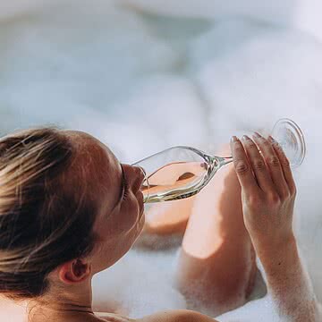 Wir wissen, wie Entspannung geht. Ein warmes Bad, feiner Schaum, ein Glas Champagner in der Hand und einfach nichts müssen. Genau so fühlt sich eine kleine Auszeit im Fernblick an.
