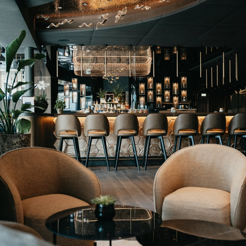 Ob ihr lieber gemütlich auf unseren Loungestühlen sitzt und ins Gespräch vertieft seid, oder direkt an der Bar die Cocktailkünste unseres Barteams bestaunt, unsere Bar Glanzstück ist der perfekte...