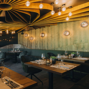 Warme Farben, stilvolles Ambiente und ein Hauch alpiner Eleganz – in unserem Restaurant wird jeder Platz zum Lieblingsplatz.
