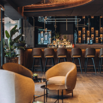 Zeit für den glänzenden Abschluss des Tages in unserer Bar Glanzstück lässt ihr den Tag mit einem herrlichen Cocktail ausklingen und könnt die Highlights des Tages ganz entspannt Revue passieren...