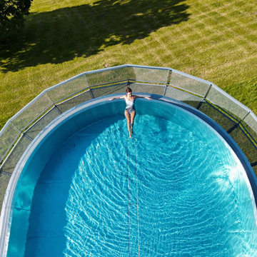 Ein Moment der Schwerelosigkeit, umgeben von purer Natur. Unser Sky Pool ist mehr als nur ein Pool – er ist ein Logenplatz über dem Montafon.