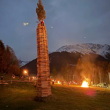Im Montafon verabschieden wir den Winter mit einem Knall! Am vergangenen Sonntag wurden traditionell die Funken abgebrannt. 30 Meter hohe Holztürme, die die Dämonen des Winters vertreiben sollen.