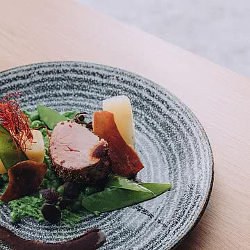 Gute Küche lebt von Vielfalt, Neugier und dem Mut, über den eigenen Tellerrand hinauszublicken. In unserer Küche treffen unterschiedliche Einflüsse aufeinander und verbinden sich zu Gerichten, die...