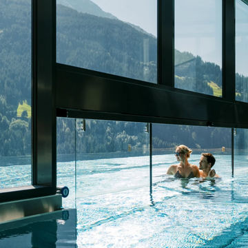 Schwerelosigkeit im Wasser. Wo Himmel und Wasser verschmelzen, bleibt der Alltag draußen. Im Infinity Relax Pool zählt nur der Moment – pures Loslassen mit Aussicht.