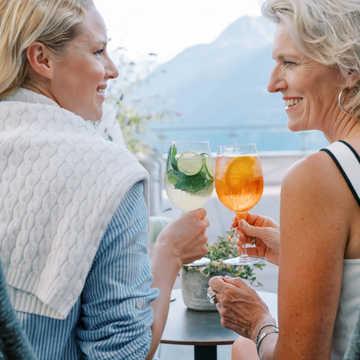 ️ Lachen bis der Bauch wehtut. Lieblingsmenschen. Ein spritziger Drink in der Hand. So schmeckt der Sommer auf 1.100 m – auf unserer Sonnenterrasse mit bestem Fernblick!