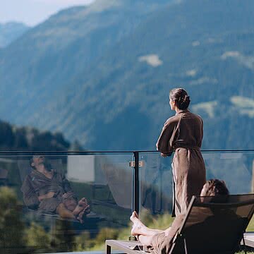 Fe_rnblick. Im Bademantel an der Brüstung stehen, die Berge vor dir, der Blick bis ins Tal. Kein Termin, kein Lärm – nur Weite, frische Bergluft und das Gefühl, einfach kurz nichts zu müssen.Genau...