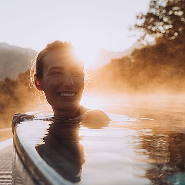 Wenn der Herbst das Wasser golden färbt Dampf über dem Pool, warmes Licht und ein Lächeln, das genau in diesem Moment entsteht. Ein Wellnesswochenende im Herbst hat seinen ganz eigenen Zauber: