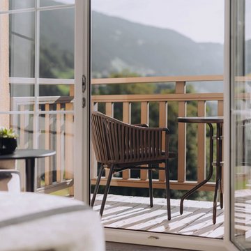 Urlaub auf Balkonien? Das geht auch im Fernblick Direkt von eurem Zimmer aus habt ihr den schönsten Blick auf die Gipfel des Montafons ️ #fernblick #fernblickmontafon #meinmontafon ...