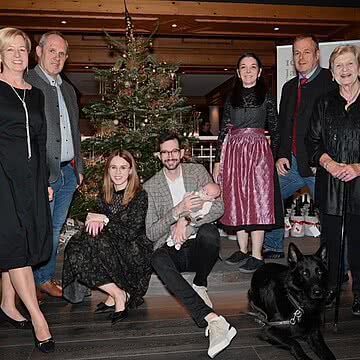 Weihnachten bedeutet für uns: Ankommen, Durchatmen, Zusammensein. Wir danken allen Gästen, Freunden und Partnern, die unser Haus mit Geschichten, Lachen und Herzlichkeit erfüllen.