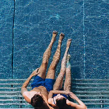 Schwerelos im Sky Pool Manchmal reicht ein Moment wie dieser: die Beine gestreckt, der Kopf frei, das Wasser trägt einen einfach.