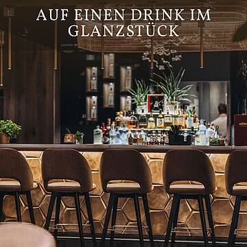 Nach einem Tag in den Bergen darf der Abend ruhig langsamer werden. An unserer Bar "Glanzstück" entsteht genau der Raum dafür, um anzukommen, Gespräche weiterzuführen oder den Tag ganz entspannt...