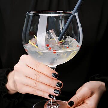 Dieser Samstag bringt ein Drink, der Geschichten erzählt Mit rotem Pfeffer, feiner Zitrusnote und viel Liebe zum Detail komponiert, entstand dieser Gin direkt in den Köpfen unseres eigenen Teams.