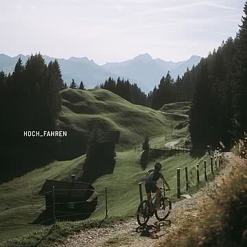 Hoch_fahren. Direkt vom Fernblick aus beginnt eine der schönsten Touren für alle, die Bewegung und Bergmomente verbinden möchten.