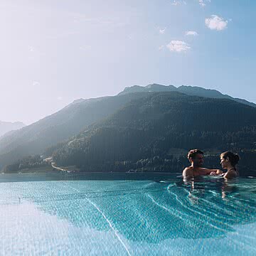Du + Ich + Infinity Pool = #fernblickmoments Tauche ab in pures Glück – im warmen Wasser schweben, den Sonnenuntergang über dem Montafon genießen und den Moment für immer festhalten.