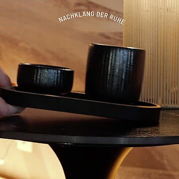 Nachklang der Ruhe Nach jeder Behandlung darf im Ruheraum noch ein Moment nachklingen: eine Tasse Tee, eine kleine Stärkung und die wohltuende Stille, die man sich mitnehmen möchte.
