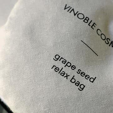 Wärme, die von innen wohltut Bei unserer Massage mit den Grape Seed Relax Bags von Vinoble Cosmetics sorgt die wohlige Wärme der Traubenkerne für pure Entspannung, während sanfte Grifftechniken...